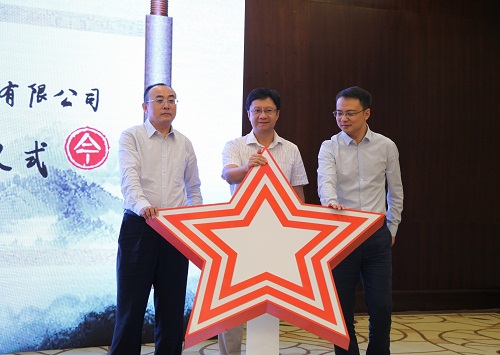 方正電子總裁楊斌（中）、華為中國區(qū)企業(yè)BG廣電媒資業(yè)務(wù)部副部長張宏中（右一）、方正電子數(shù)字出版與教育業(yè)務(wù)部總經(jīng)理劉長明（左一）共同發(fā)布融合云出版解決方案.jpg