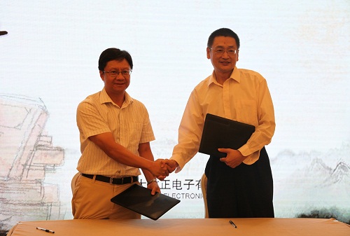 方正電子總裁楊斌（左）、國家開放大學(xué)出版?zhèn)髅郊瘓F(tuán)總編輯、中央廣播電視大學(xué)出版社總編輯任巖（右）代表雙方簽約.jpg